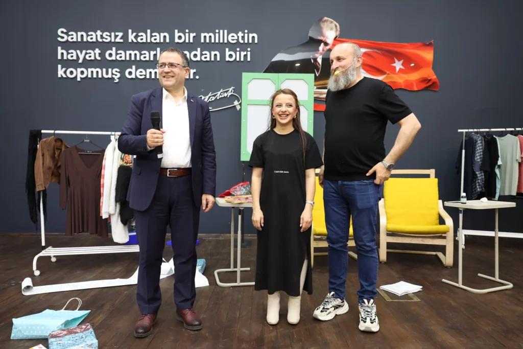 Derince’de kahkaha dolu tiyatro akşamı