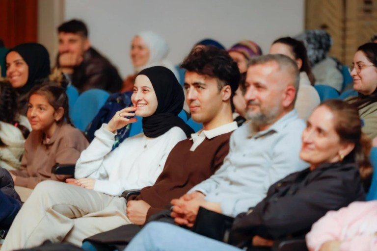 Körfez’de “Tatlı ve Öfkeli” Oyunu Kahkahaya Boğdu