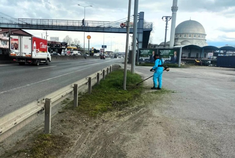 Kocaeli’de yol ve kaldırımlar Büyükşehir ile temizlendi