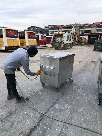 Gölcük Belediyesi konteynerleri yeniliyor