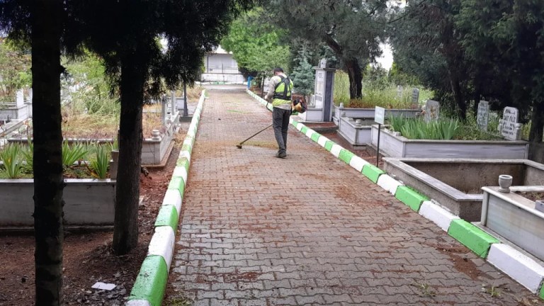 Çayırova mezarlıklarında bayram bakımı