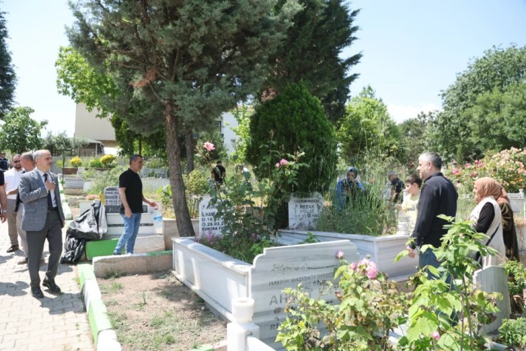 Başkan Çiftçi kabir ziyaretinde Çayırovalılarla buluştu