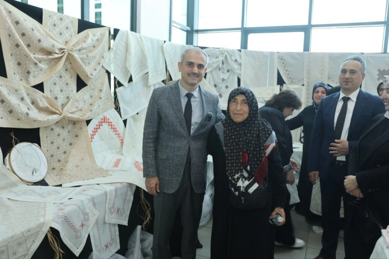 Çayırova’da el sanatları görücüye çıktı