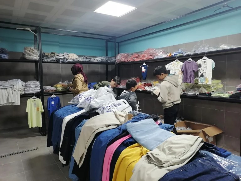 Dilovası’nda çocuklara bayramlık kıyafet