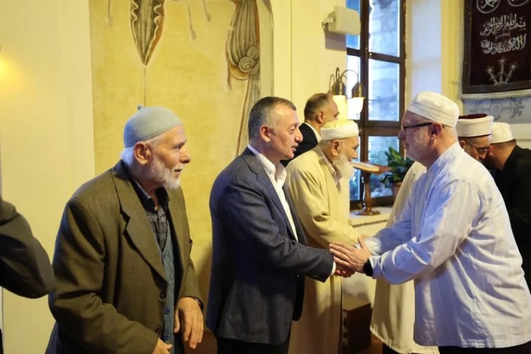 Büyükakın bayramı Orhan Camii’nde karşıladı