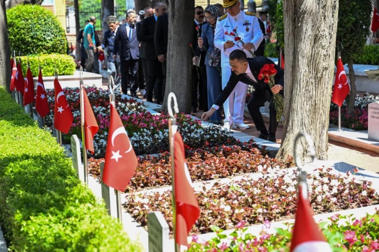 Şehitlikte bayram arifesi duaları