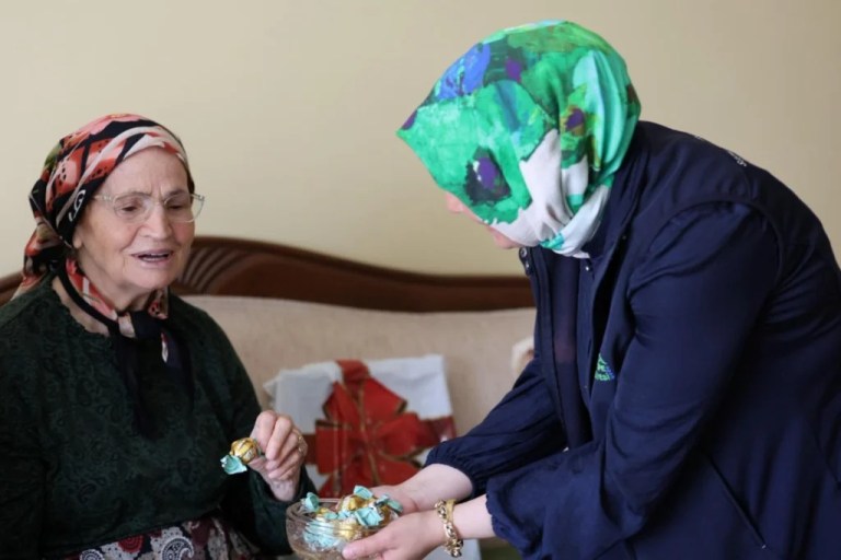 Kartepe’de büyüklere sıcak bayram ziyareti