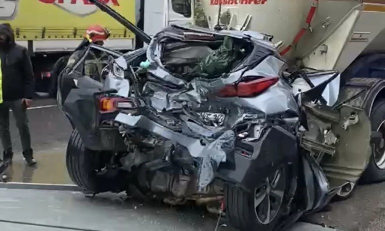 Kağıt gibi ezilen araçtan sağ çıktı!