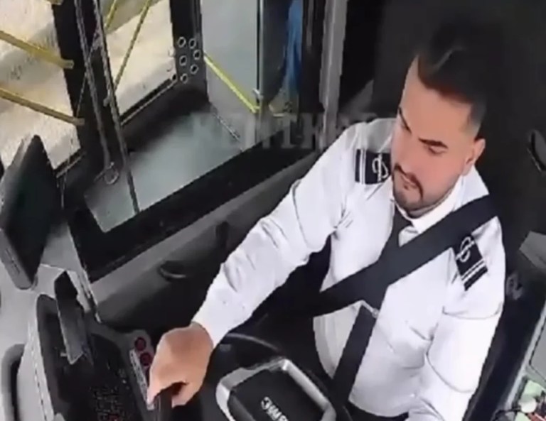 Kaptan şoförden bayrak hassasiyeti