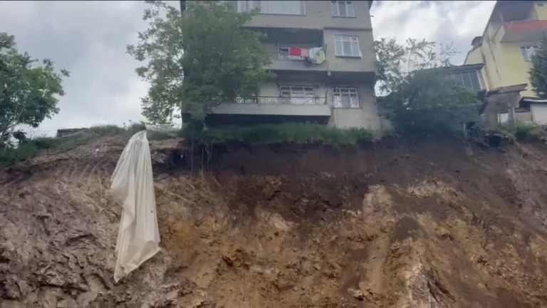 İzmit’te toprak kayması evleri tehdit etti!