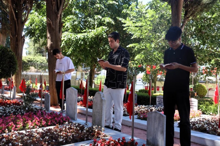 Şehitlikte 15 Temmuz öncesi anlamlı buluşma