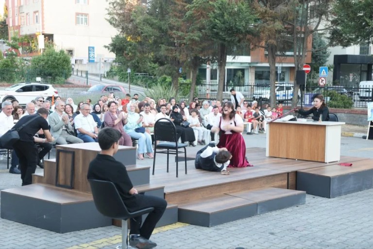 Açık havada tiyatro resitali sundular!
