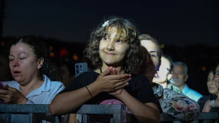 Çocuklar Karneval’da Luna’nın ışığıyla büyülendi