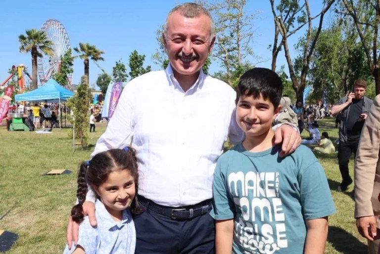 Büyükakın çocuklarla akvaryum ve karnaval gezdi