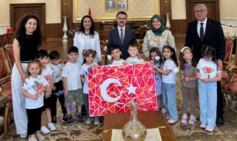 Minik öğrencilerden Vali Aktaş’a Babalar Günü ziyareti
