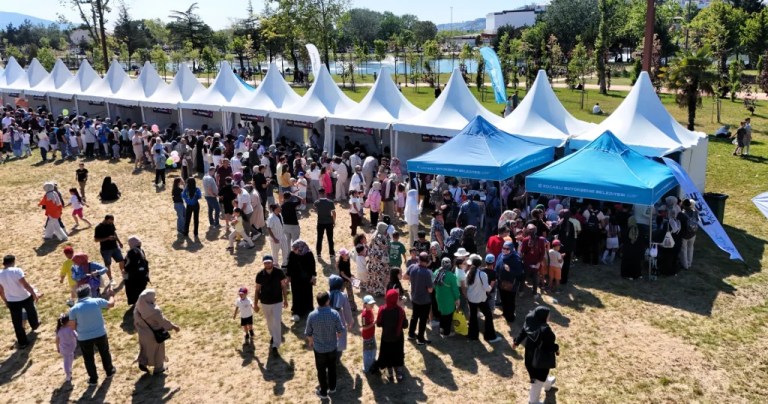 Minikler Karneval’da hem eğleniyor hem üretiyor