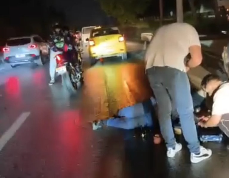Derince’de yola dökülen yağ zincirleme kaza!