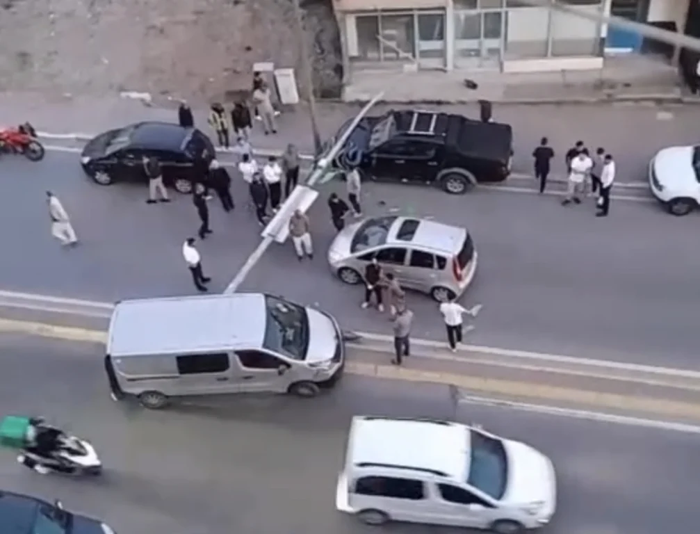 Çayırova’da panelvan direği devirdi!