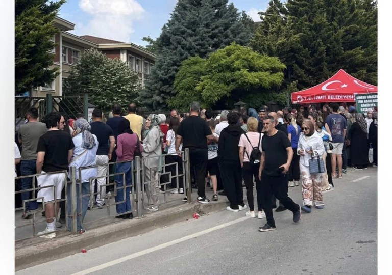 Sınav merkezleri önünde trafik kaosu!