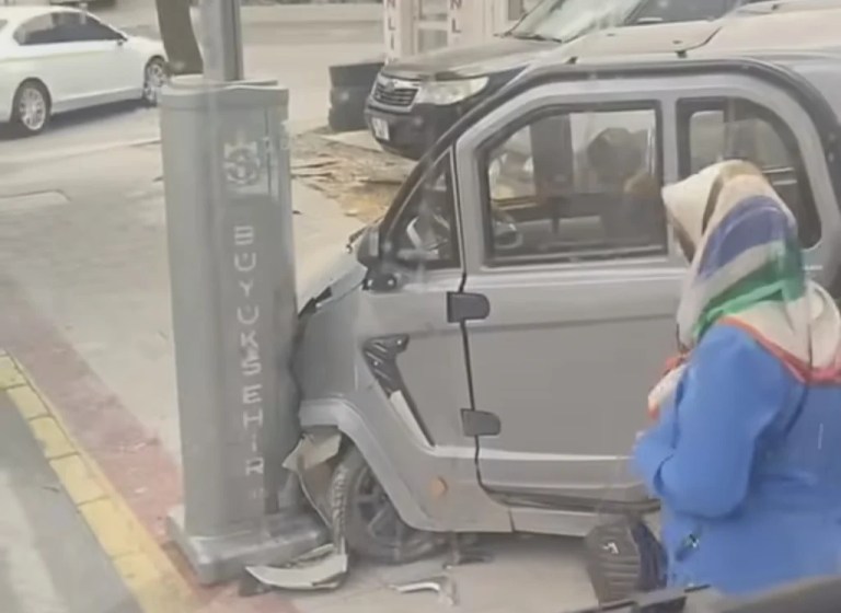 Körfez’de elektrikli araç direğe çarptı!