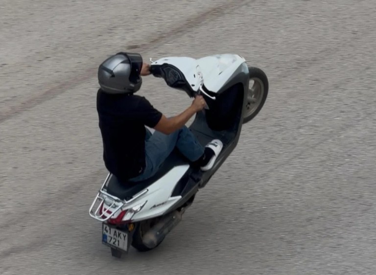 Gölcük’te motosikletli şov tepki çekti!