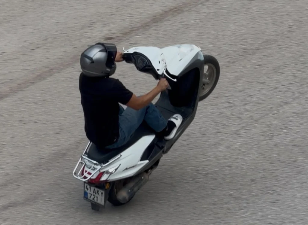 Gölcük’te motosikletli şov tepki çekti!