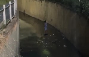 Dere çukurunda mahsur kalan çocuk kurtarıldı!