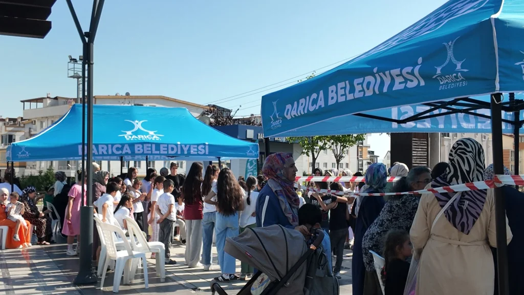 Mutluluk Otobüsü Darıcalı Çocukları Sevindirdi