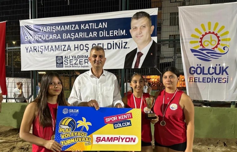 Minik Voleybolcular Plajda Ter Döktü
