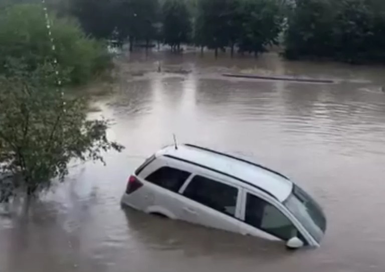 Çayırova'da sağanak yağış hayatı felç etti!