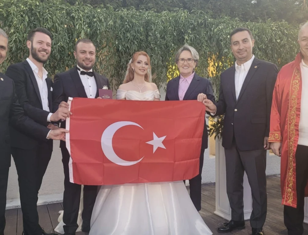 Meral Akşener İzmit'te düğüne katıldı