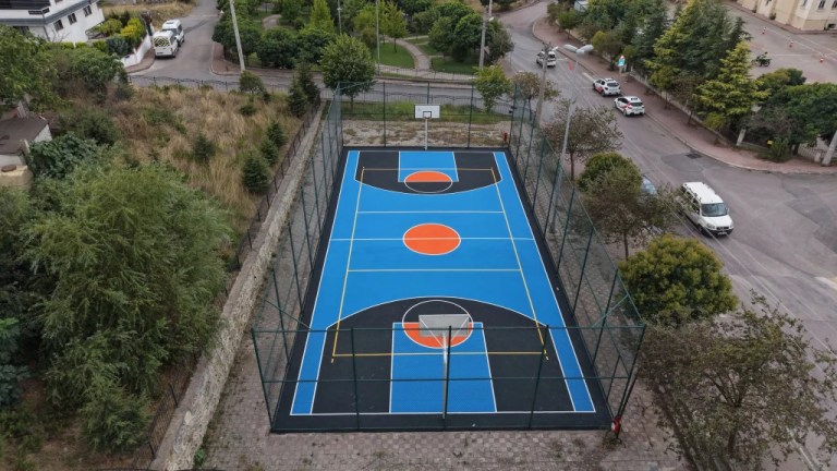 Çayırova'da spor sahaları yenilendi