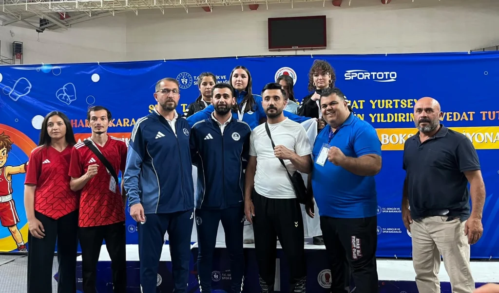 Kağıtspor kürsülerden inmiyor!