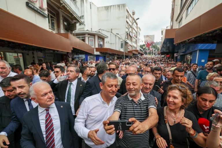 Özgür Özel Karamürsel'de vatandaşlarla buluştu
