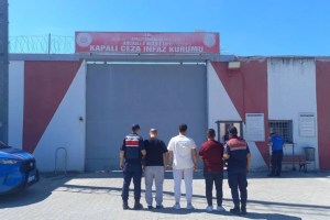 Gölcük’te göçmen kaçakçısı 3 kişi yakalandı!