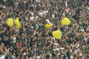 Kocaelispor taraftarından Amedspor maçında ‘sarı poşet’ protestosu!