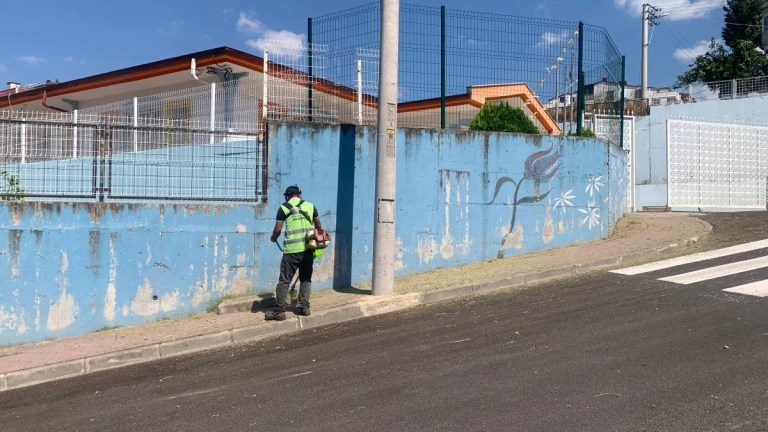 Çayırova’da okul bahçeleri temizleniyor