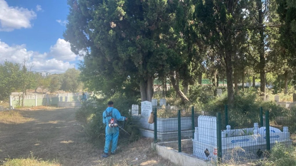 İzmit mezarlıkları bakımdan geçiyor