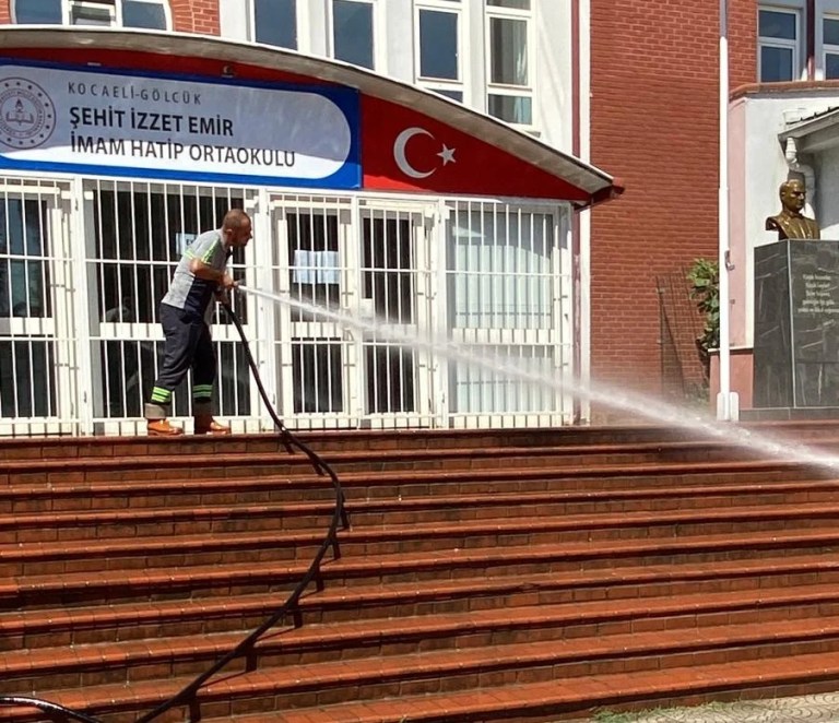 Gölcük'te okul bahçeleri hazırlandı