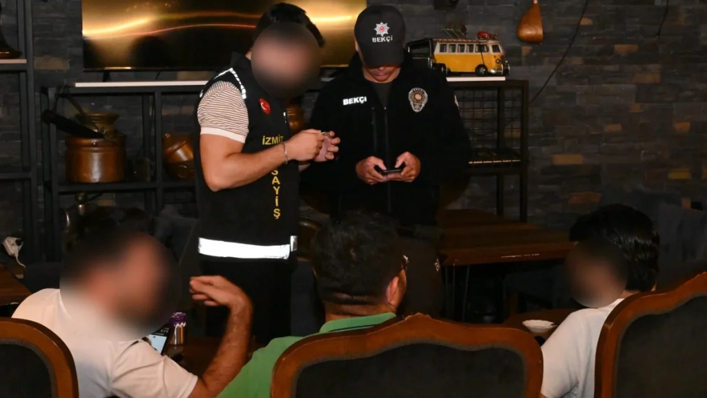 İzmit’te kafeler bölgesine asayiş baskını!