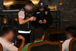 İzmit’te kafeler bölgesine asayiş baskını!