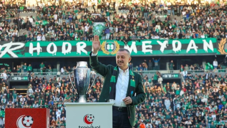 Tahir Büyükakın’dan çifte tebrik