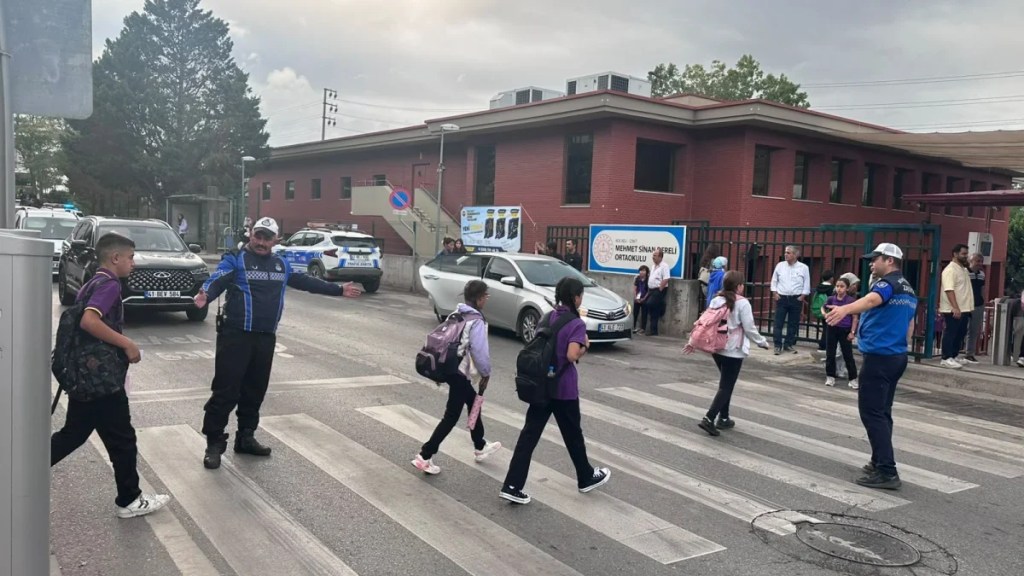Zabıta ekipleri okul önlerinde teyakkuza geçti