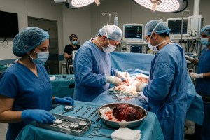 Böbreğinden 2,5 kiloluk kitle çıkarıldı