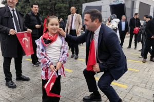 MHP ve Ülkü Ocakları Kent Meydanını Bayraklarla Donattı
