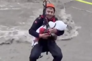 AFAD 8 aylık bebeği uykusunda tahliye etti