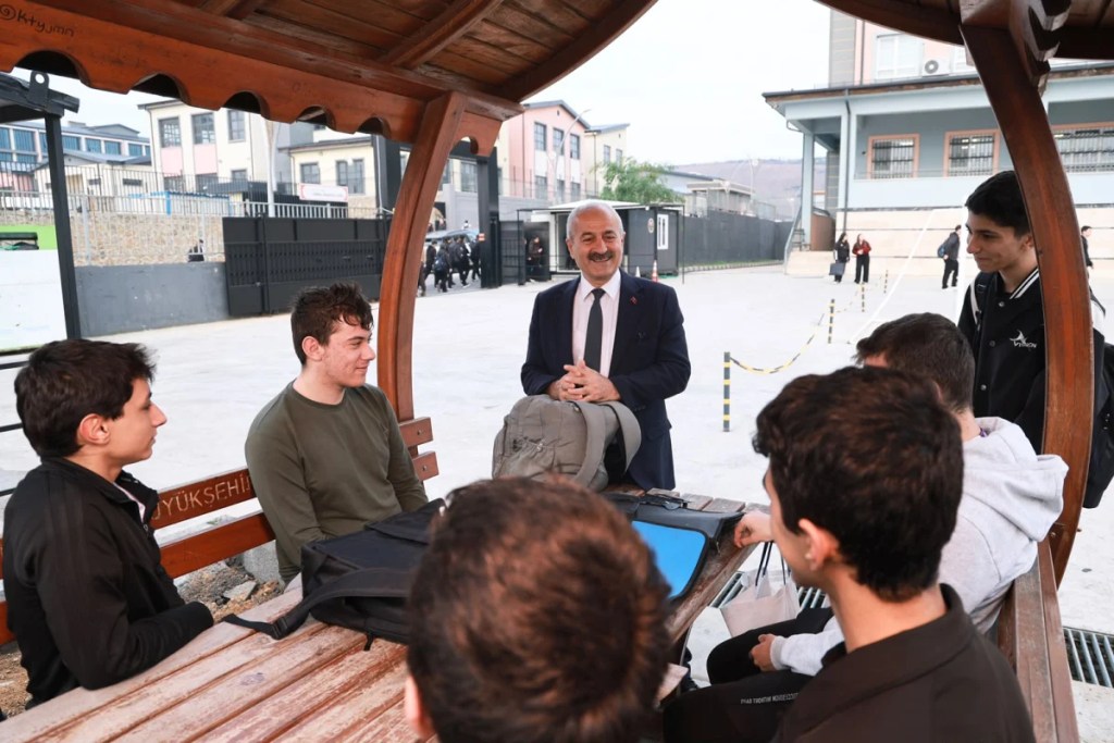 Başkan Büyükgöz okulları ziyaret etti