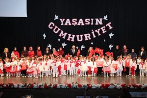 Çayırova’da miniklerden Cumhuriyet gösterisi