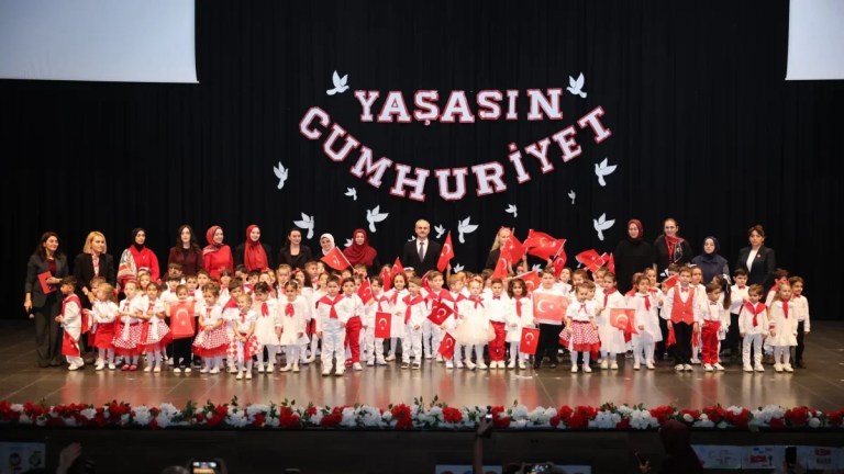 Çayırova’da miniklerden Cumhuriyet gösterisi