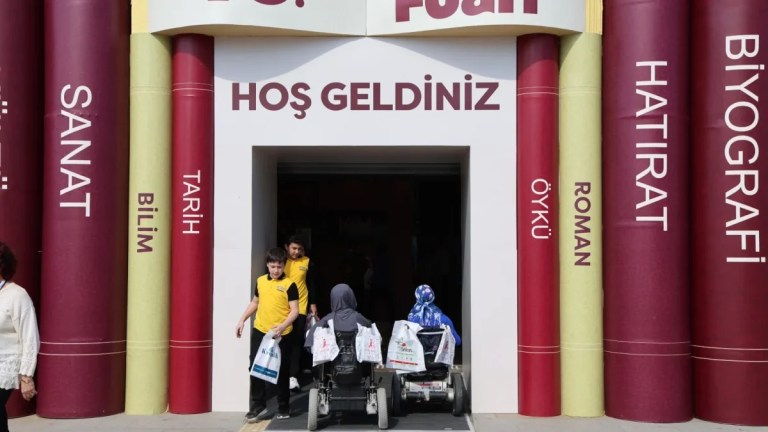 Engelsiz Taksi kitapseverleri fuara taşıdı